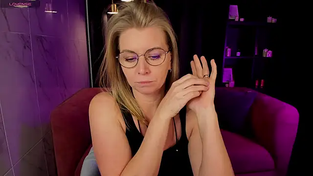 Annie Light online show from 02.28.25