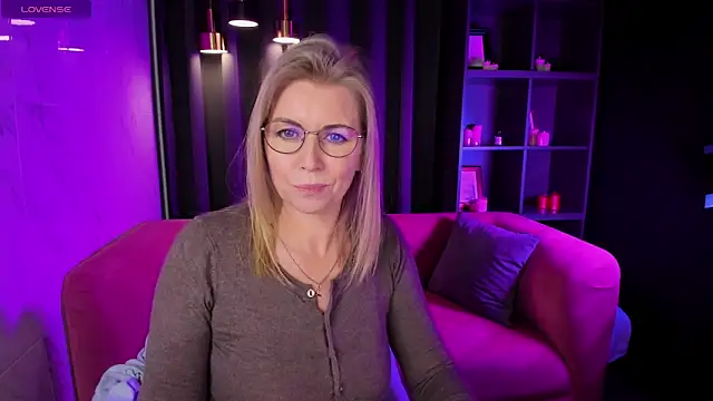 Annie Light online show from 03.03.25