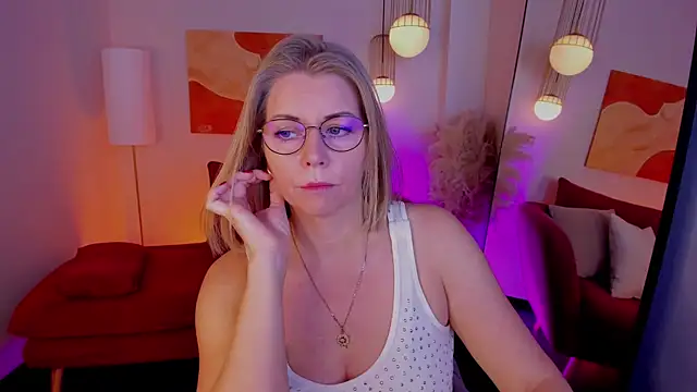 Annie Light online show from 11.14.25