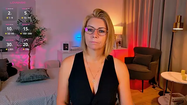 Annie Light online show from 08.07.26