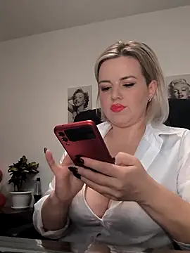 Snapshot of Ladykaos chatting on 11.25.25 Ladykaos online show from 11.25.25