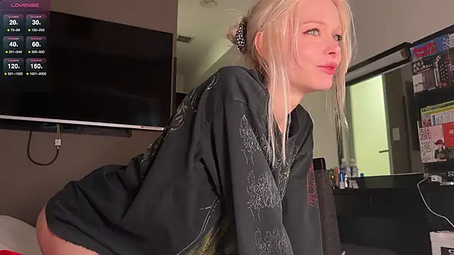 Snapshot of neon_demon chatting on 12.31.24 neon demon online show from 12.31.24