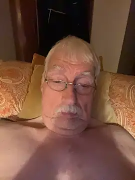 Snapshot of Steffibi1954 chatting on 10.28.25 Steffibi1954 online show from 10.28.25