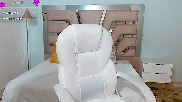 Snapshot of sophia_hadid chatting on 12.02.24 sophia hadid online show from 12.02.24