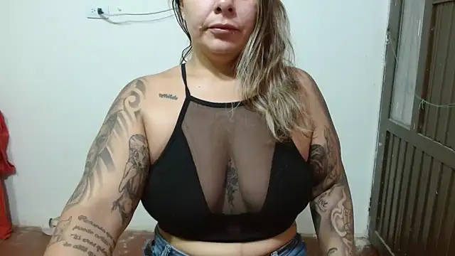 Snapshot of ChloexBigAss chatting on 12.14.25 ChloexBigAss online show from 12.14.25