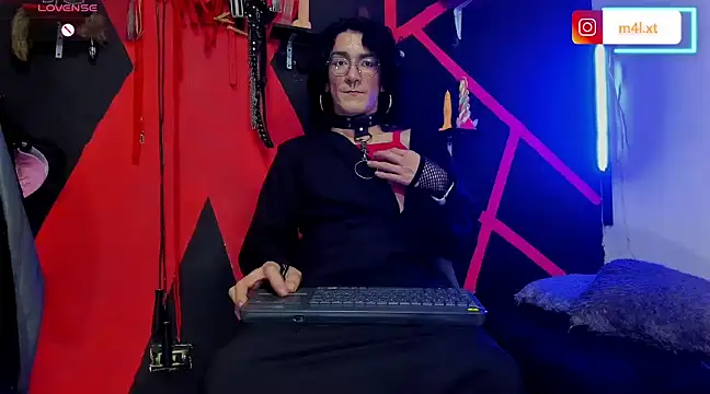 Snapshot of mal_x chatting on 03.05.25 mal x online show from 03.05.25