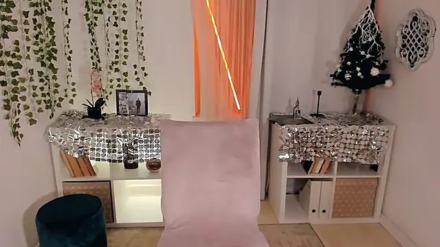 Snapshot of mia_x_love chatting on 12.21.25 mia x love online show from 12.21.25