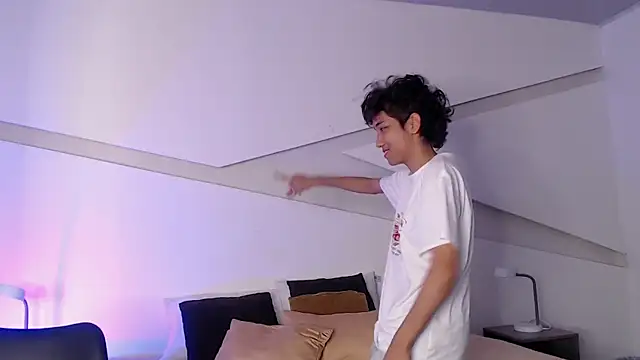 hot little bunny online show from 03.11.25