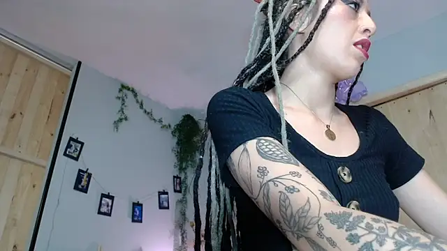 VickyJackson  online show from 12.04.25