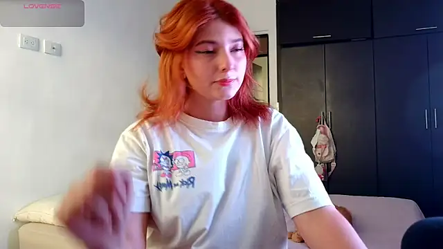 Snapshot of Ania_jones chatting on 11.18.25 Ania jones online show from 11.18.25