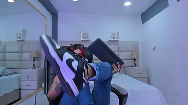 Snapshot of CinthiaCollins chatting on 11.18.25 CinthiaCollins online show from 11.18.25