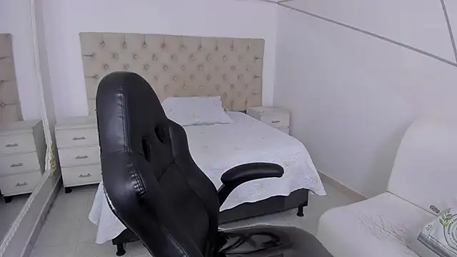 Snapshot of CinthiaCollins chatting on 11.30.25 CinthiaCollins online show from 11.30.25