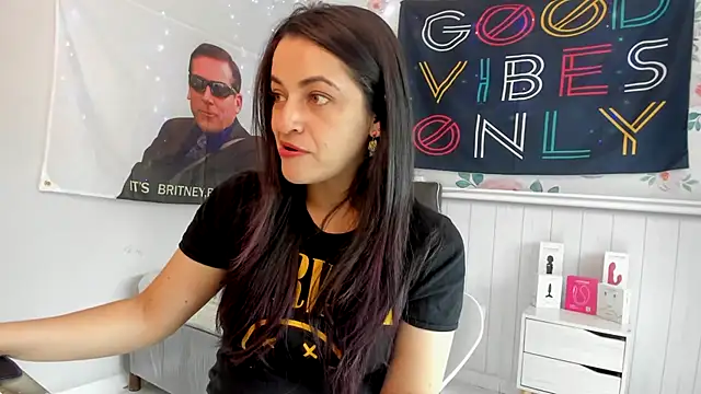 Snapshot of LovelyAzucena chatting on 10.18.25 LovelyAzucena online show from 10.18.25