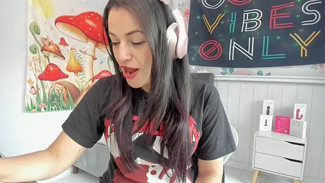 Snapshot of LovelyAzucena chatting on 10.25.25 LovelyAzucena online show from 10.25.25