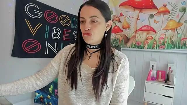 Snapshot of LovelyAzucena chatting on 10.28.25 LovelyAzucena online show from 10.28.25