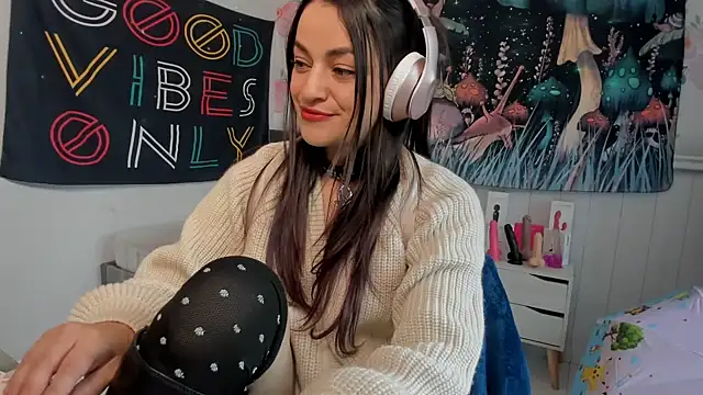 Snapshot of LovelyAzucena chatting on 11.06.25 LovelyAzucena online show from 11.06.25