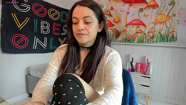 Snapshot of LovelyAzucena chatting on 11.18.25 LovelyAzucena online show from 11.18.25