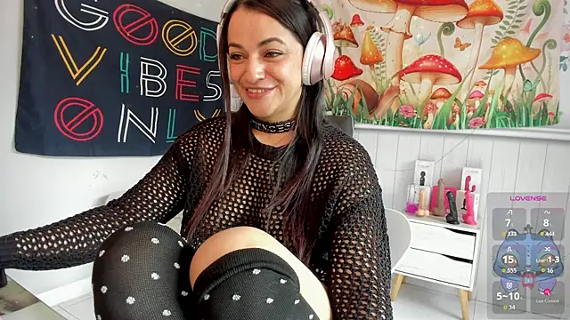 Snapshot of LovelyAzucena chatting on 11.26.25 LovelyAzucena online show from 11.26.25