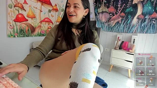 Snapshot of LovelyAzucena chatting on 11.28.25 LovelyAzucena online show from 11.28.25