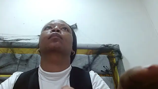 Snapshot of Cholatin chatting on 10.29.25 Cholatin online show from 10.29.25