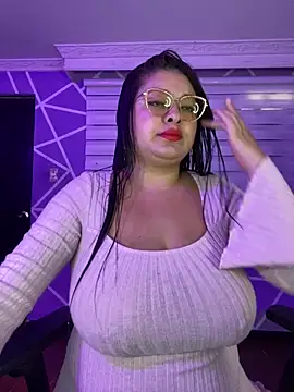 MiiaaJoness online show from 10.17.25