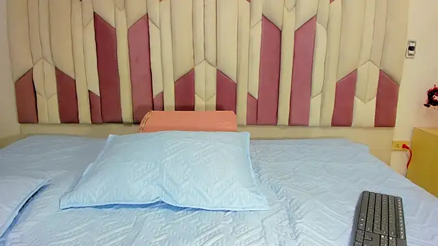 Snapshot of lucyy_gray chatting on 02.19.25 lucyy gray online show from 02.19.25