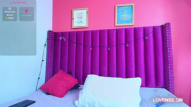 Snapshot of littlee_emilyy_ chatting on 12.12.24 littlee emilyy online show from 12.12.24