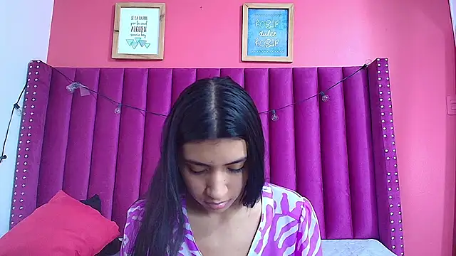 Snapshot of littlee_emilyy_ chatting on 12.12.24 littlee emilyy online show from 12.12.24