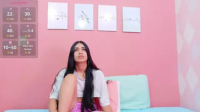 Snapshot of littlee_emilyy_ chatting on 10.04.25 littlee emilyy online show from 10.04.25