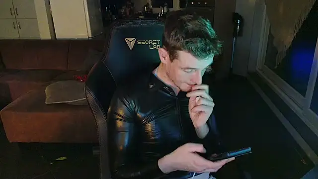 Snapshot of Str8boyy chatting on 12.16.24 Str8boyy online show from 12.16.24