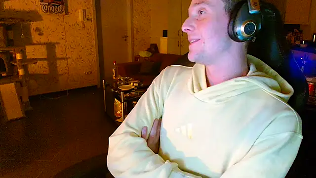 Snapshot of Str8boyy chatting on 12.26.24 Str8boyy online show from 12.26.24