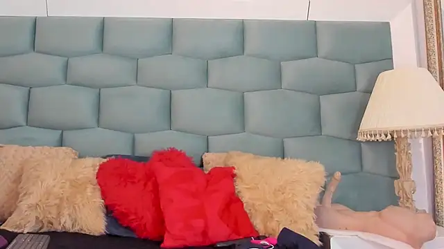 Snapshot of MiaMancini chatting on 06.18.26 MiaMancini online show from 06.18.26