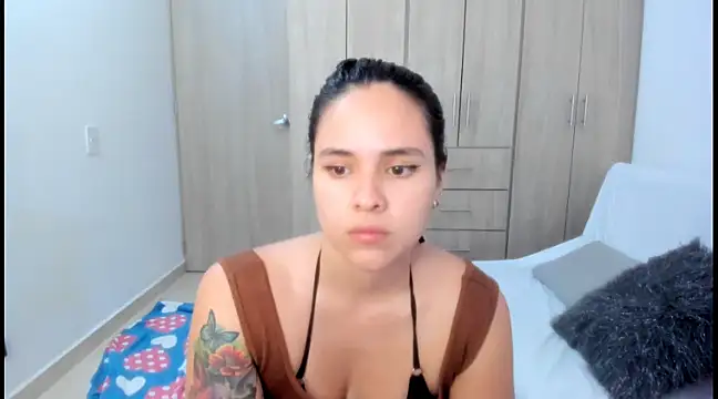 Hana Zurah online show from 01.30.25