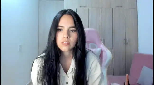 Hana Zurah online show from 03.04.25