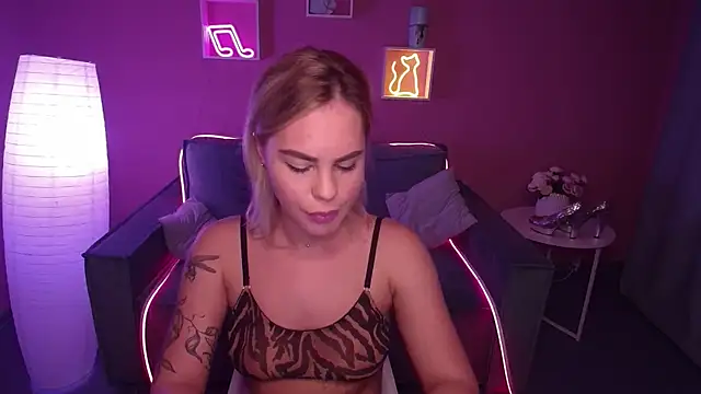 Snapshot of RikaRaily chatting on 12.11.24 RikaRaily online show from 12.11.24