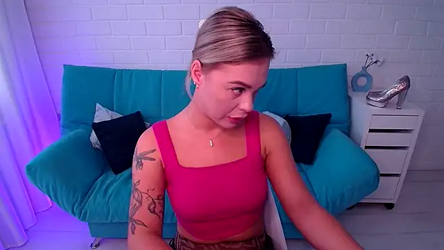 Snapshot of RikaRaily chatting on 09.21.25 RikaRaily online show from 09.21.25