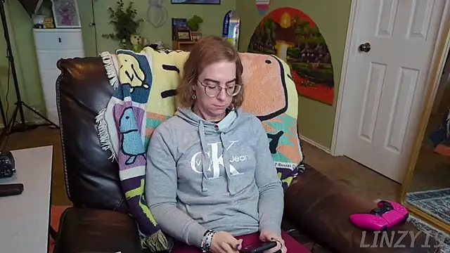 Snapshot of Linzy_19 chatting on 02.12.25 Linzy 19 online show from 02.12.25