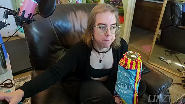 Snapshot of Linzy_19 chatting on 02.24.25 Linzy 19 online show from 02.24.25