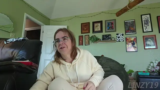 Linzy 19 online show from 11.10.25