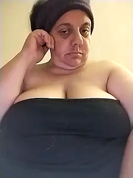 Snapshot of BustyBabyOfficial chatting on 11.04.25 BustyBabyOfficial online show from 11.04.25