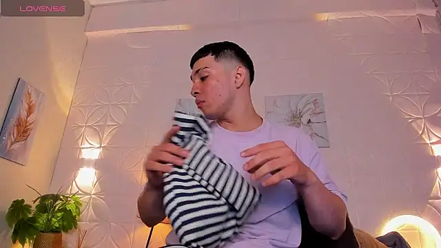 Snapshot of JUANDIAMONDS98 chatting on 11.10.25 JUANDIAMONDS98 online show from 11.10.25