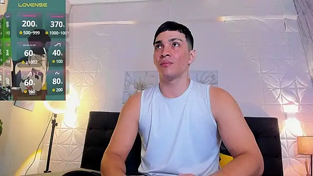 Snapshot of JUANDIAMONDS98 chatting on 11.14.25 JUANDIAMONDS98 online show from 11.14.25