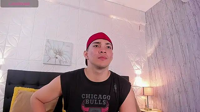 Snapshot of JUANDIAMONDS98 chatting on 11.21.25 JUANDIAMONDS98 online show from 11.21.25