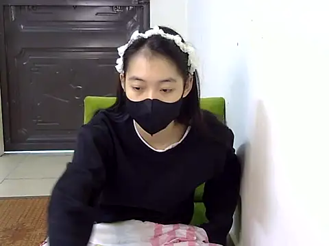Snapshot of DA-EUN chatting on 12.21.24 DA-EUN online show from 12.21.24
