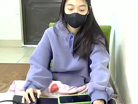 Snapshot of DA-EUN chatting on 12.28.24 DA-EUN online show from 12.28.24