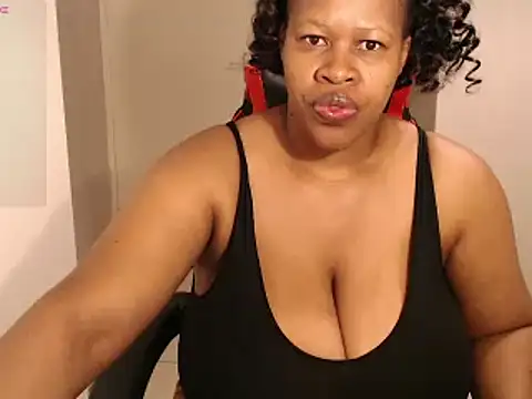 Snapshot of bustylisa1983 chatting on 02.20.25 bustylisa1983 online show from 02.20.25