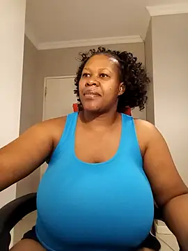 Snapshot of bustylisa1983 chatting on 02.25.25 bustylisa1983 online show from 02.25.25