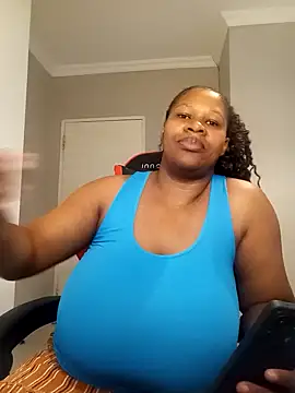 Snapshot of bustylisa1983 chatting on 03.10.25 bustylisa1983 online show from 03.10.25