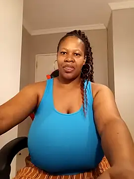 Snapshot of bustylisa1983 chatting on 03.17.25 bustylisa1983 online show from 03.17.25