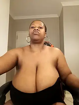 Snapshot of bustylisa1983 chatting on 09.13.25 bustylisa1983 online show from 09.13.25